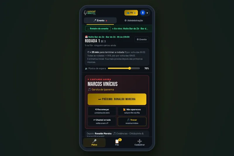 Apresentador comandando o karaokê pelo celular com o botão de próximo cantor