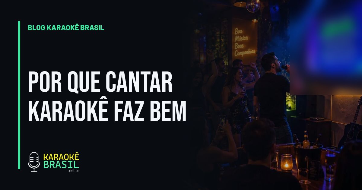 Salão cheio com pessoas sorrindo e aplaudindo quem está cantando no karaokê