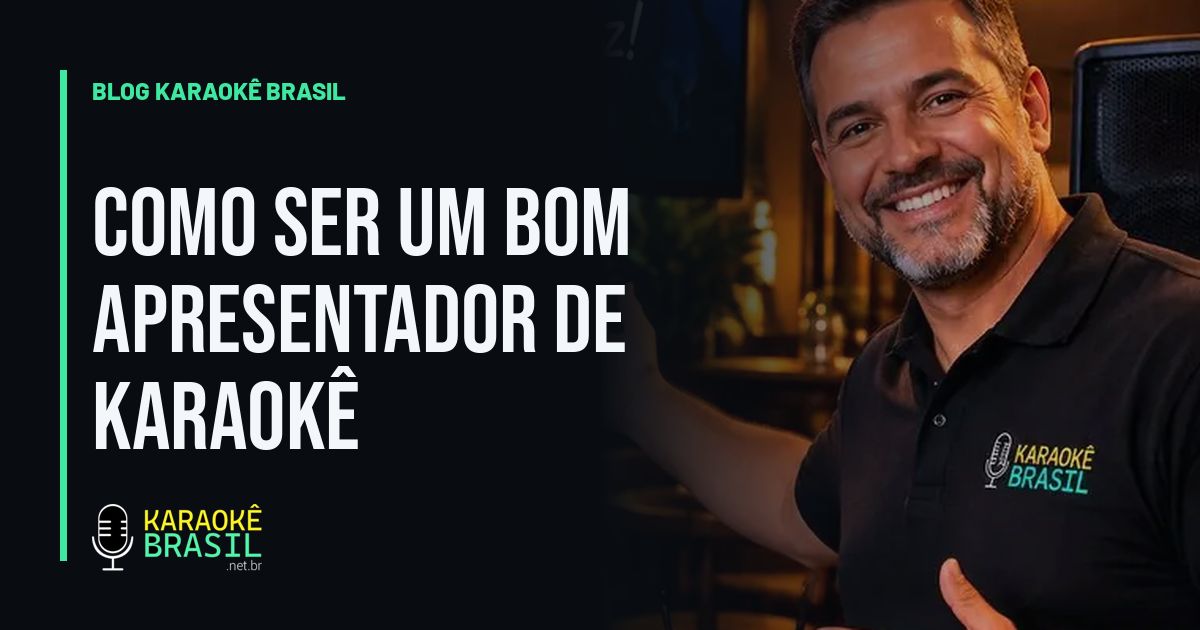 Apresentador de karaokê sorrindo ao lado do notebook com o sistema e a TV ao fundo