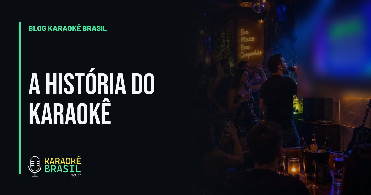 Salão cheio de pessoas aplaudindo enquanto alguém canta no karaokê em frente à TV