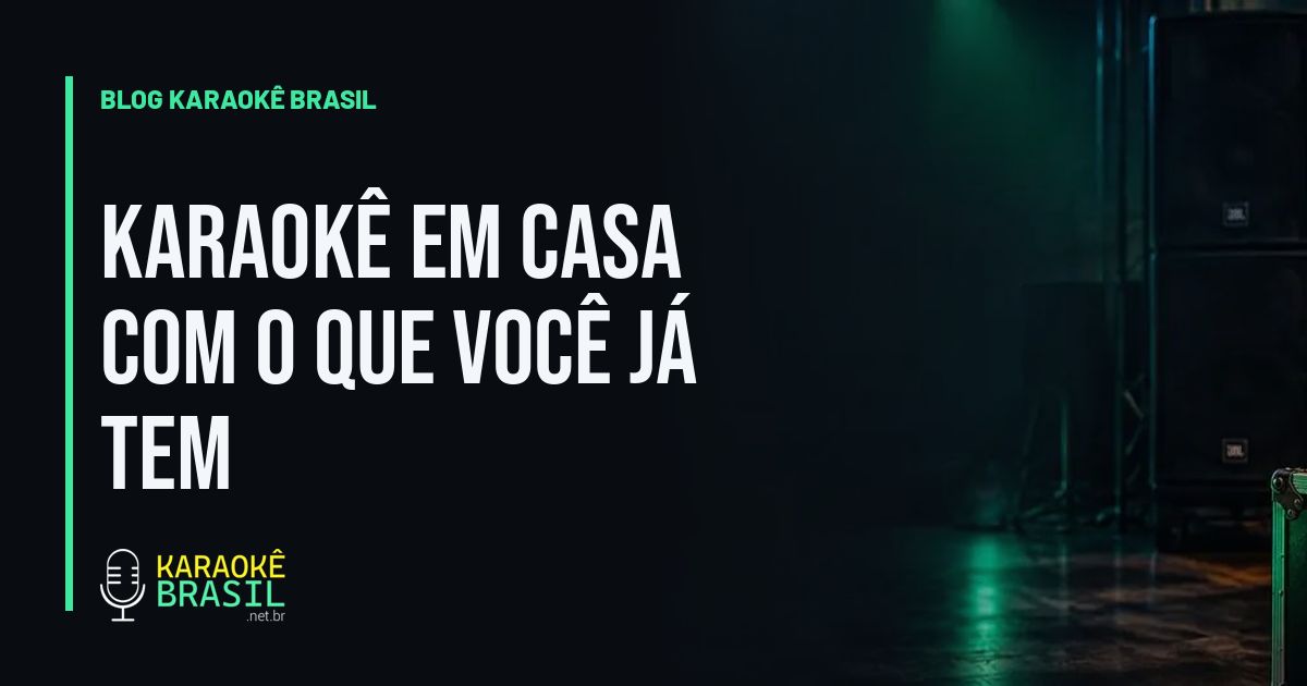 Sala de estar com TV ligada, caixa de som e dois microfones sobre o rack
