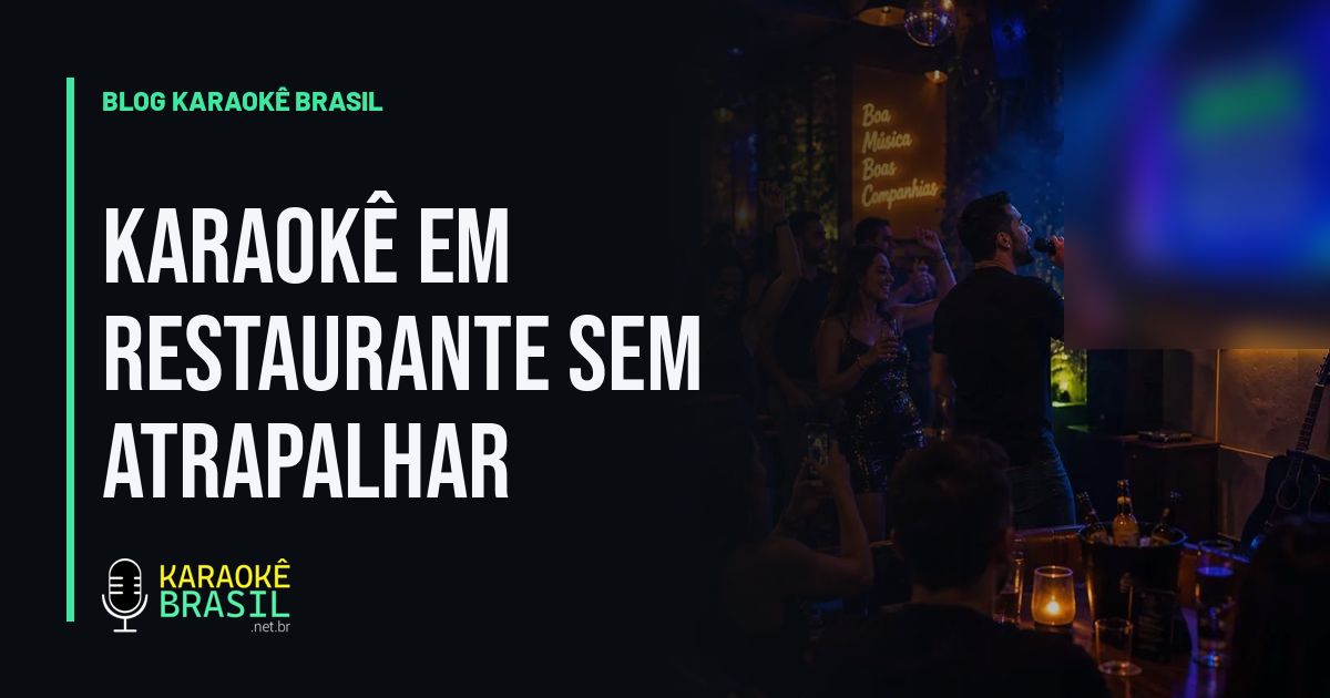 Casa cheia num dia de karaokê, com cantor no palco e a letra da música na TV