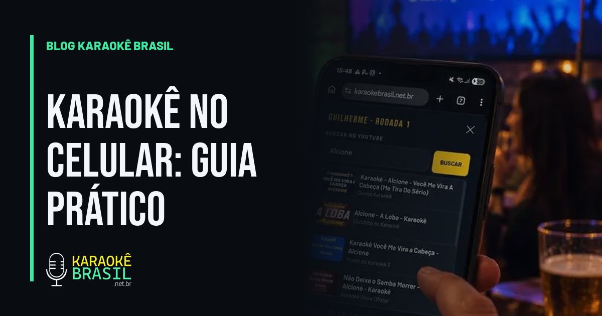 Mão segurando o celular com a letra da música na tela durante um karaokê