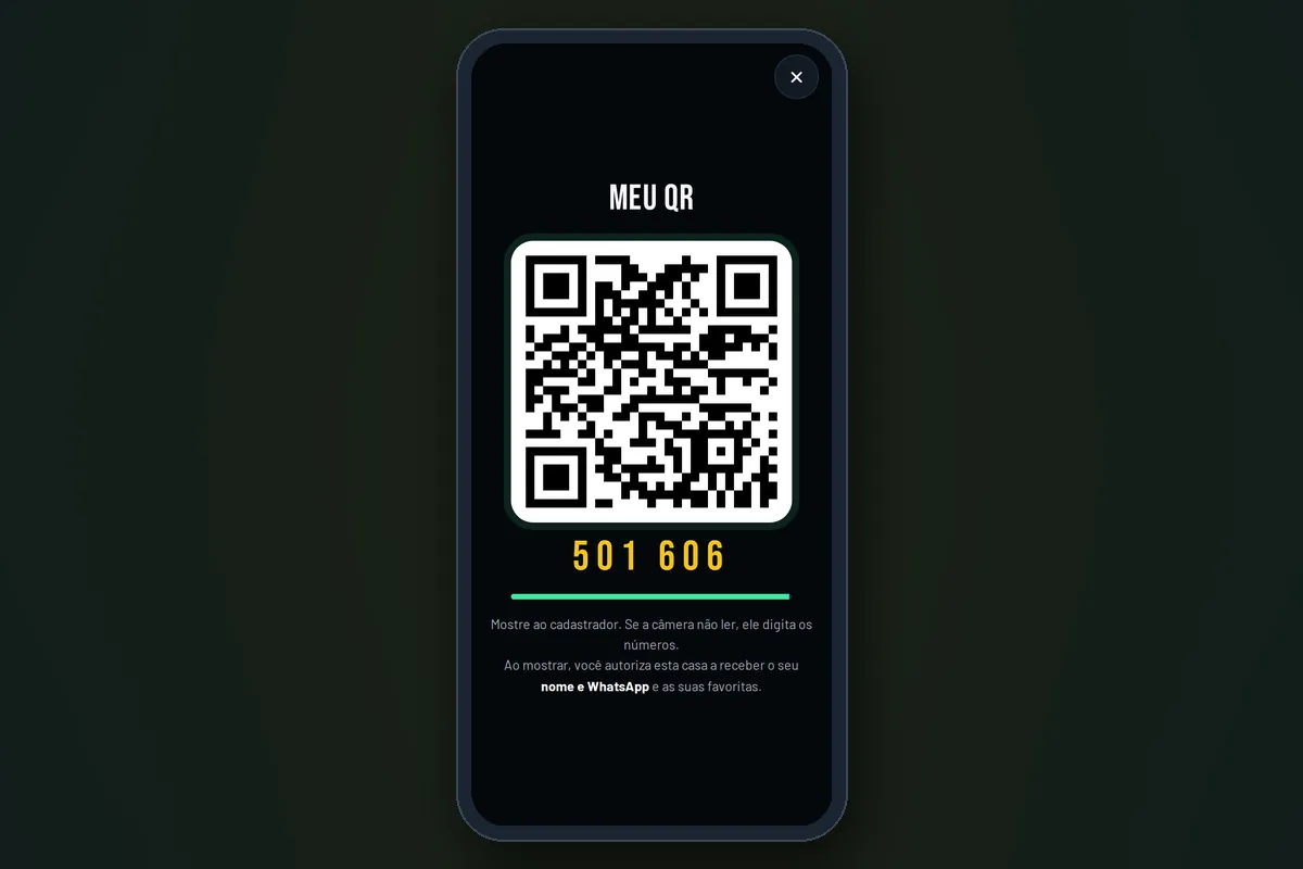 Cantor mostrando o QR do app para entrar na fila do karaokê