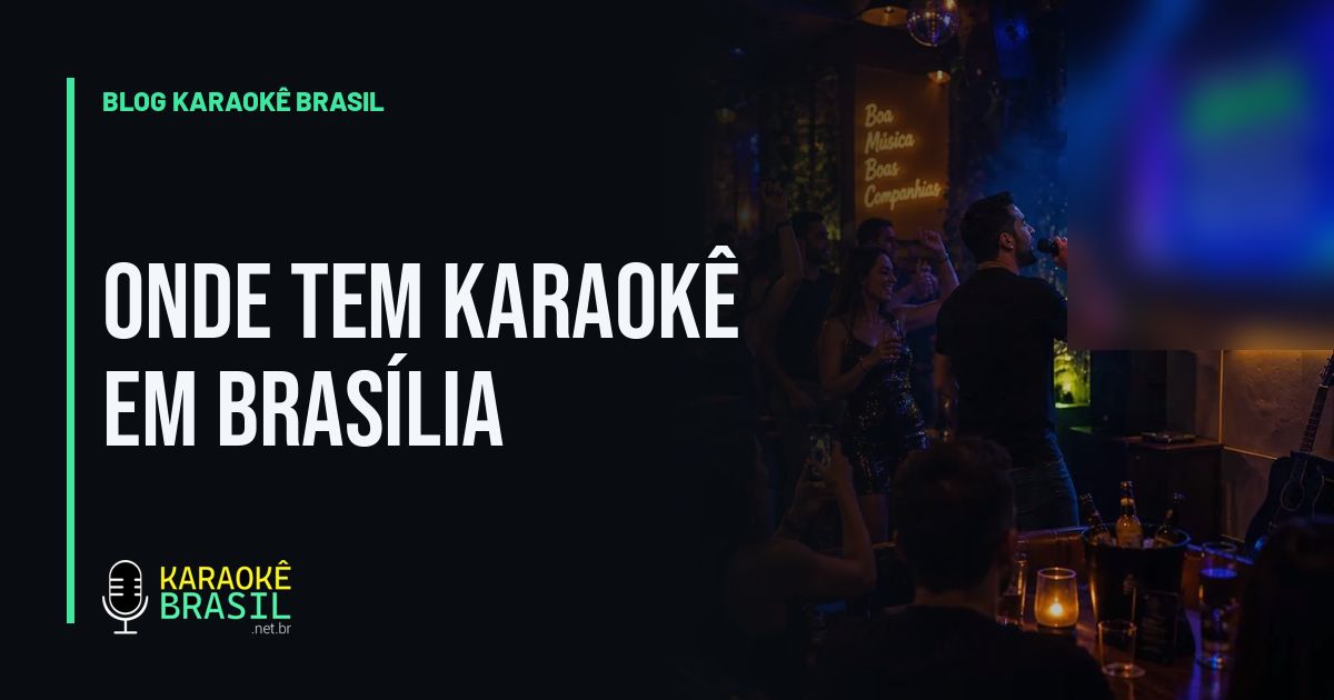Salão cheio de gente cantando junto no karaokê